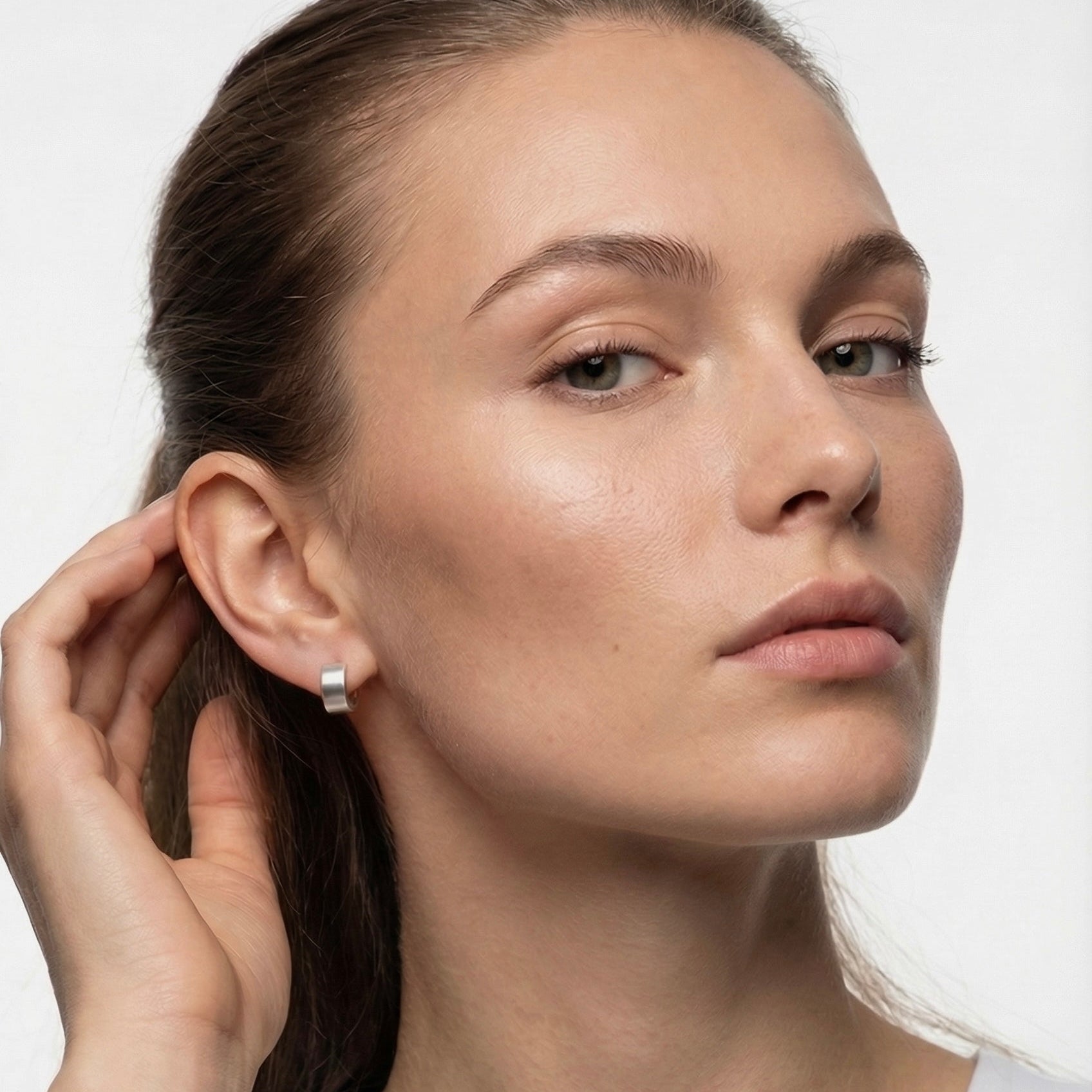 Bold Small Huggie Ohrringe